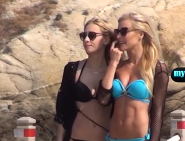 Mύκονος: Η Τζούλια Νόβα κόλασε κόσμο με το τιρκουάζ μπικίνι της (βίντεο)